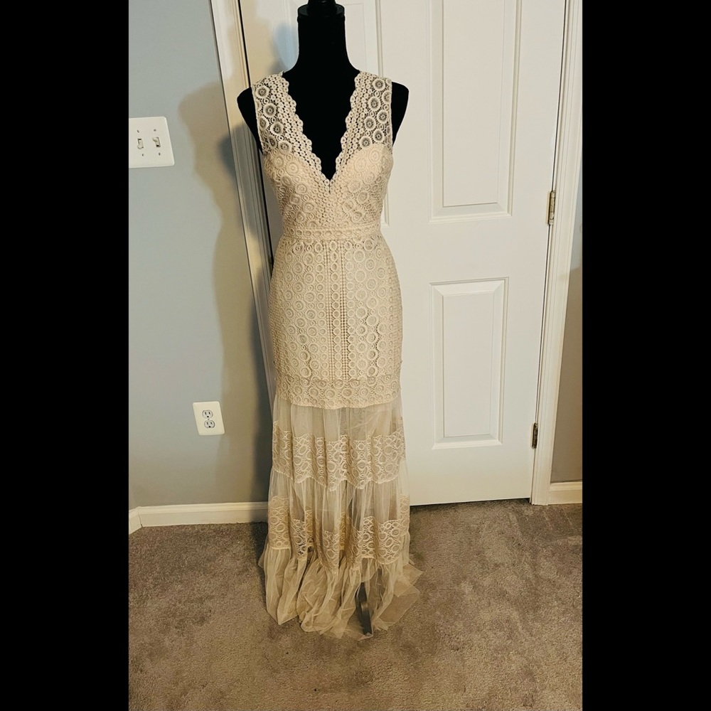 Beautiful BCBG MaxAzria ivory lace dress. Size 2.